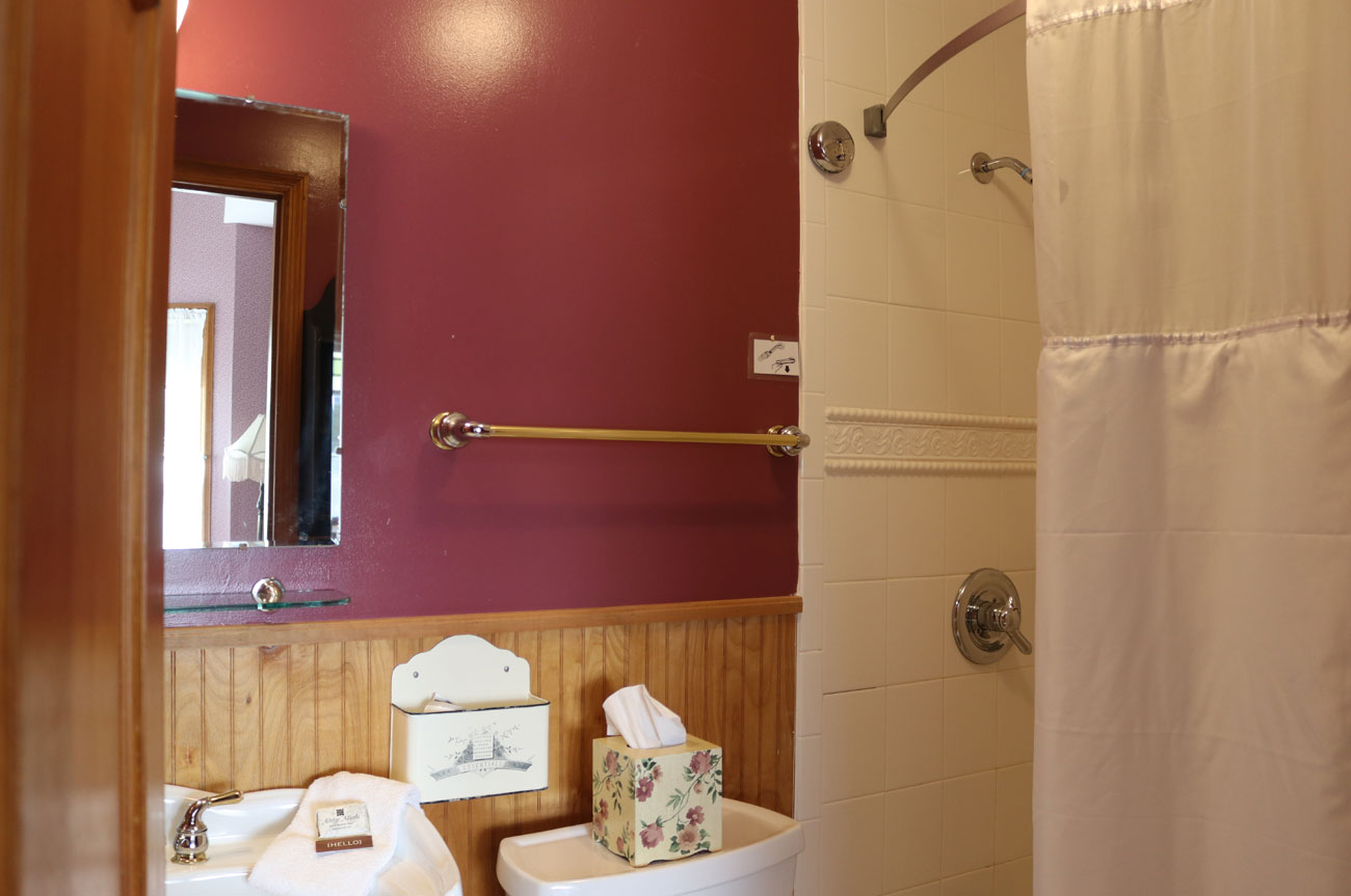 Bathroom Room 7 | AlbergoAllegriaHotelandbreakfastrestaurant | Windham NY
