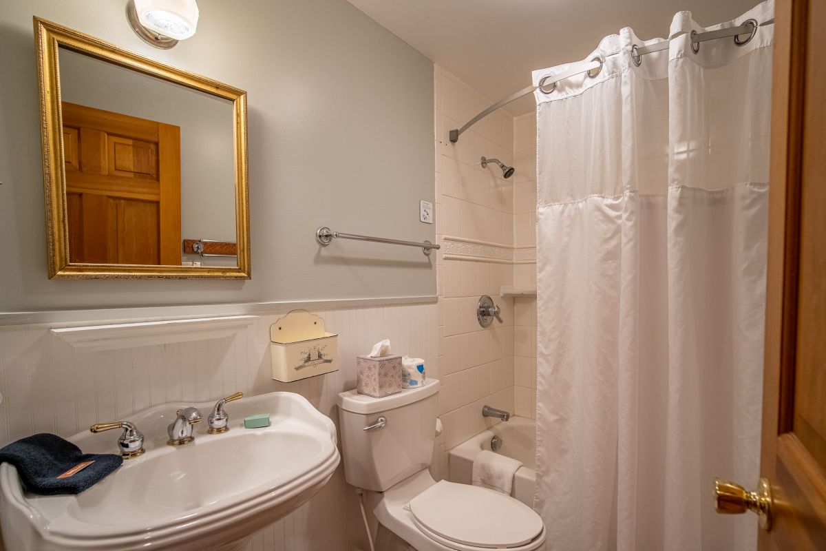 Standard Rooms 11 | Albergo Allegria Hotel | Windham New York